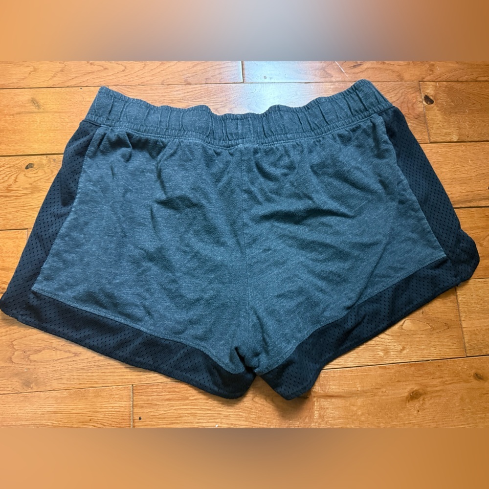 🖤Under Armour Women’s Loose Fit Shorts - Picture 2 of 3